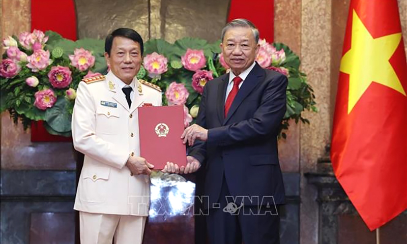  Tổng Bí thư, Chủ tịch nước Tô Lâm trao Quyết định thăng cấp bậc hàm Đại tướng đối với Thượng tướng Lương Tam Quang, Ủy viên Bộ Chính trị, Bí thư Đảng ủy Công an Trung ương, Bộ trưởng Bộ Công an. Ảnh: Lâm Khánh-TTXVN