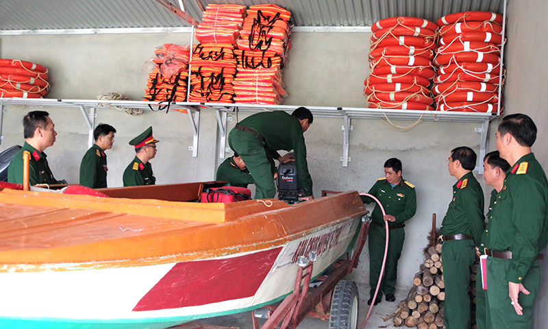 Kiểm tra tình trạng kỹ thuật phương tiện phòng, chống lụt bão tại Ban CHQS huyện Lệ Thủy.