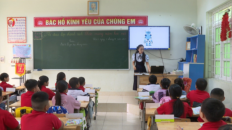 Trường tiểu học thị trấn Quy Đạt (Minh Hóa) tích cực ứng dụng các thiết bị thông minh trong dạy học.