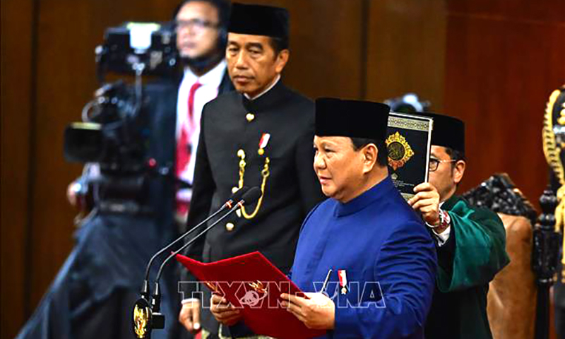 Tân Tổng thống Indonesia Prabowo Subianto (phải) tuyên thệ nhậm chức tại Quốc hội ở Jakarta ngày 20/10/2024. Ảnh: THX/TTXVN