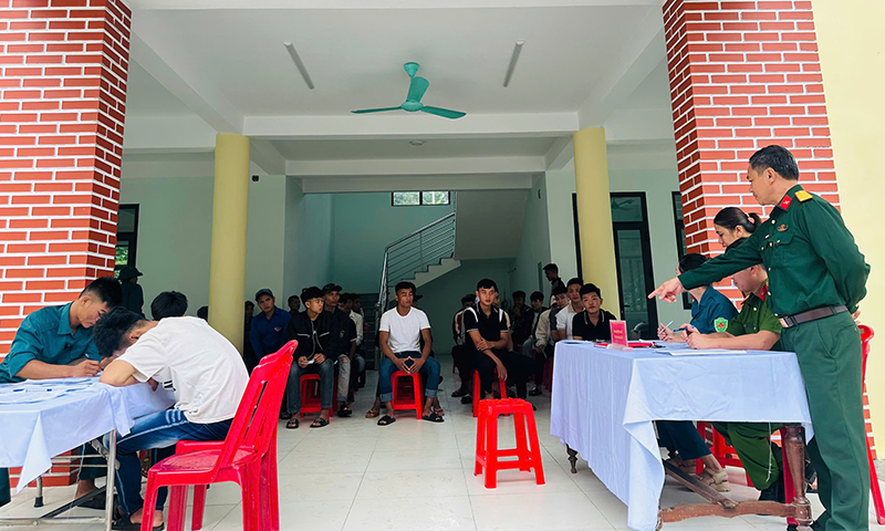 Sơ tuyển nghĩa vụ quân sự ở xã Trường Sơn.