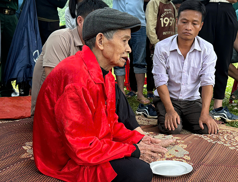 Trong quá trình làm lễ, thầy cúng nhắc nhở dân bản về trách nhiệm bảo vệ rừng, phát huy tinh thần đoàn kết, ý thức cộng đồng. 