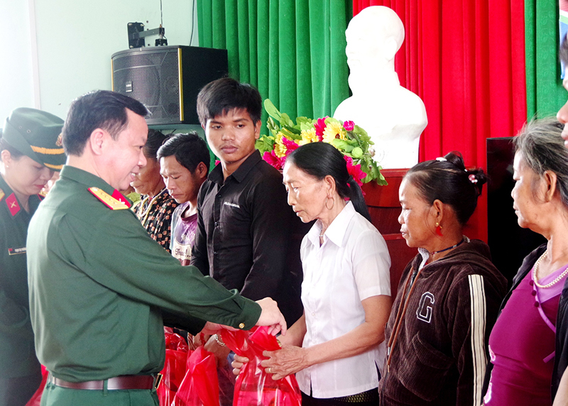 Trao quà cho bà con bản Khe Ngát, thị trấn Nông trường Việt Trung (Bố Trạch).