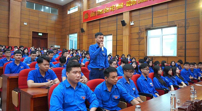 Đoàn viên thanh niên đặt câu hỏi tại hội nghị.