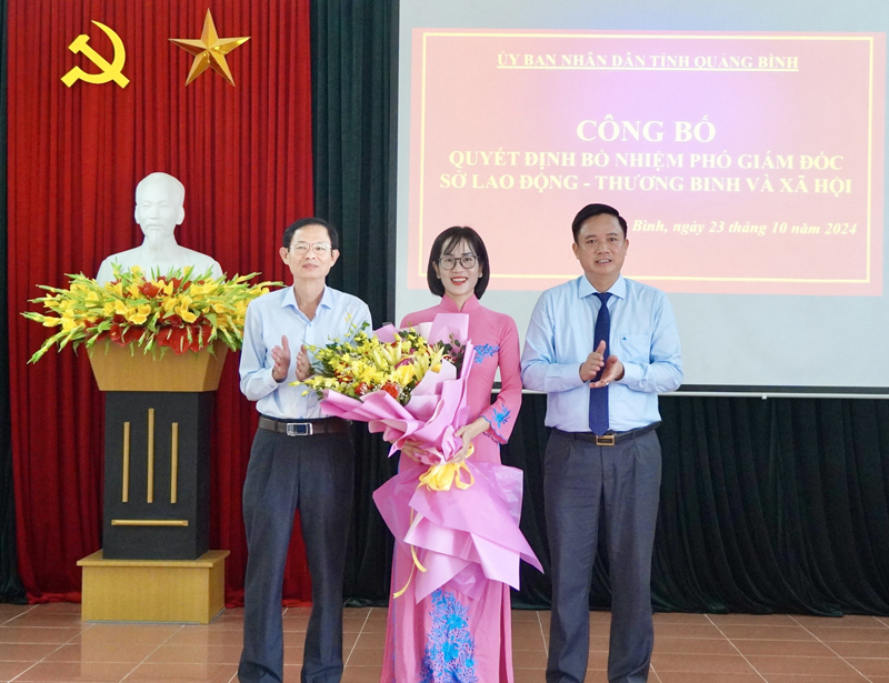  Lãnh đạo Sở Lao động-Thương binh và Xã hội tặng hoa chúc mừng đồng chí Trương Thị Thanh Hoa. 
