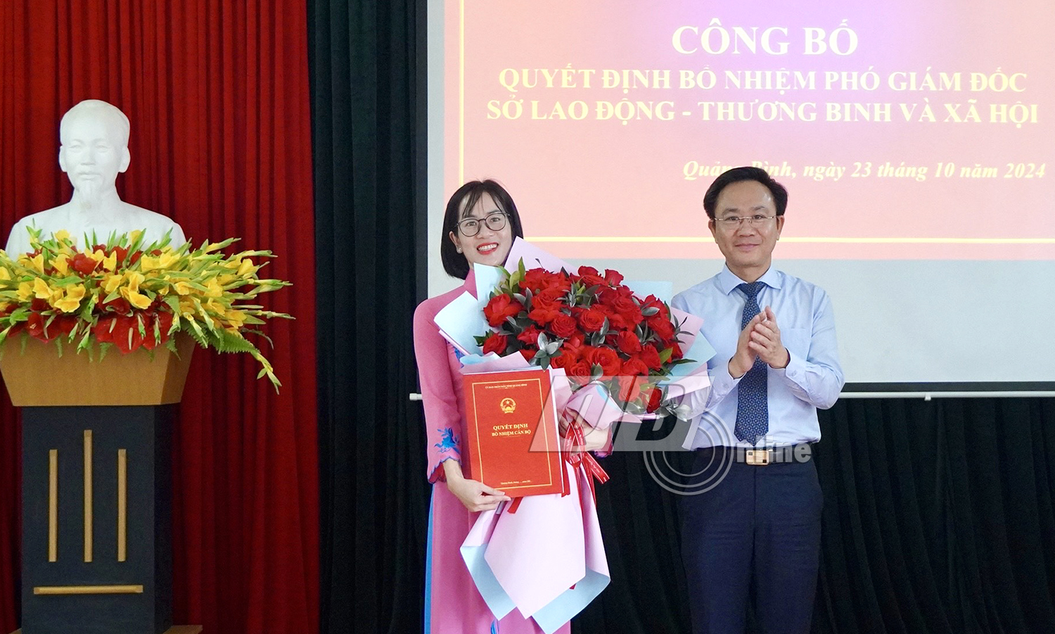 Đồng chí Phó Chủ tịch UBND tỉnh Hoàng Xuân Tân trao quyết định bổ nhiệm Phó Giám đốc Sở LĐ-TB-XH cho đồng chí Trương Thị Thanh Hoa.