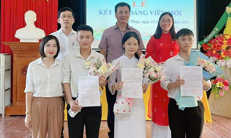 Lễ kết nạp đảng viên mới ở Đảng bộ Trường THPT Trần Hưng Đạo.