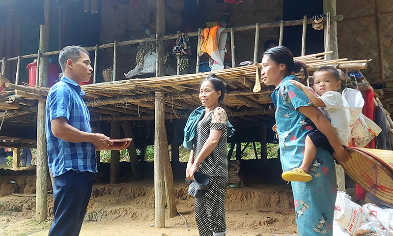 Anh Nguyễn Văn Chiến gặp gỡ, trao đổi công việc với người dân trong bản.