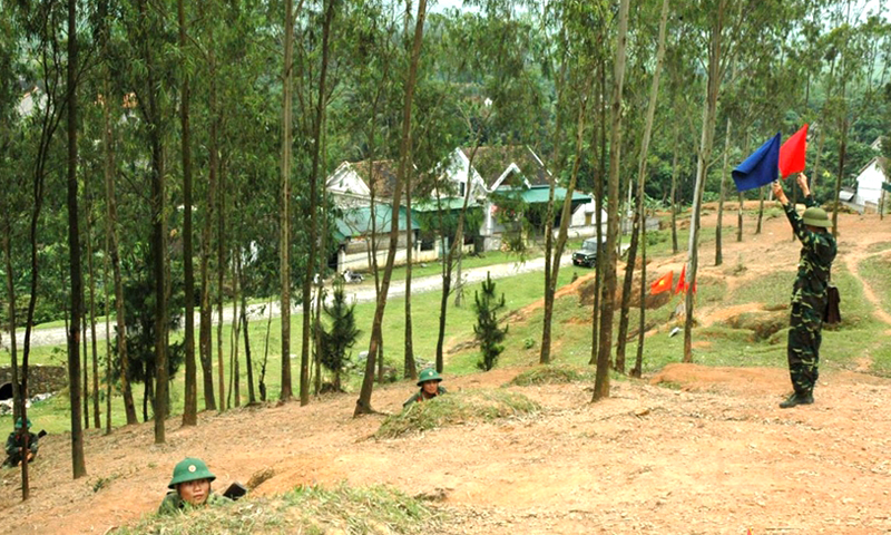 Một buổi huấn luyện chiến thuật của lớp đào tạo tiểu đội trưởng bộ binh (Đại đội 5, Tiểu đoàn 2, Trường Quân sự Quân khu 4). 