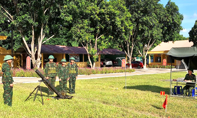 Tổ giáo viên chiến thuật (Khoa Binh chủng hợp thành) thông qua giáo án huấn luyện.