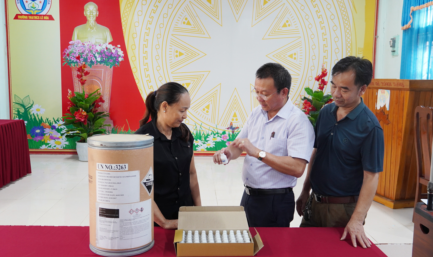 Lãnh đạo CDCQB trao tặng thuốc, hóa chất và hướng dẫn sử dụng phòng chống dịch Thủy đậu cho cán bộ Trường Tiểu học và THCS Lê Hóa.