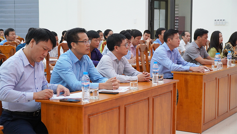 Các đại biểu dự lễ khai giảng.