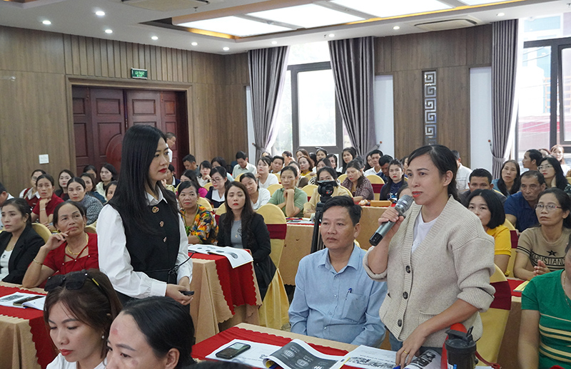 Học viên chia sẻ kinh nghiệm bán hàng online.