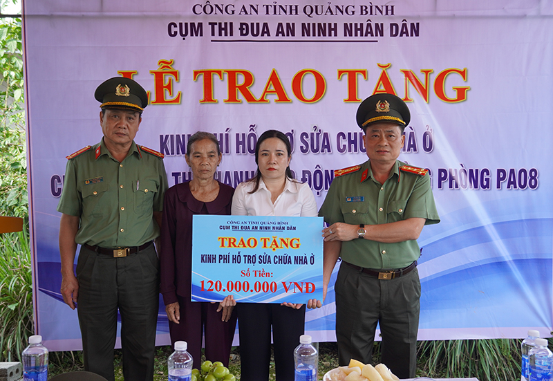 Đại diện lãnh đạo công an tỉnh và Cụm trưởng thi đua ANND trao tặng kinh phí hỗ trợ xây dựng nhà ở cho gia đình chị Đinh Thj Thanh, xã Yên Hóa, Minh Hóa.