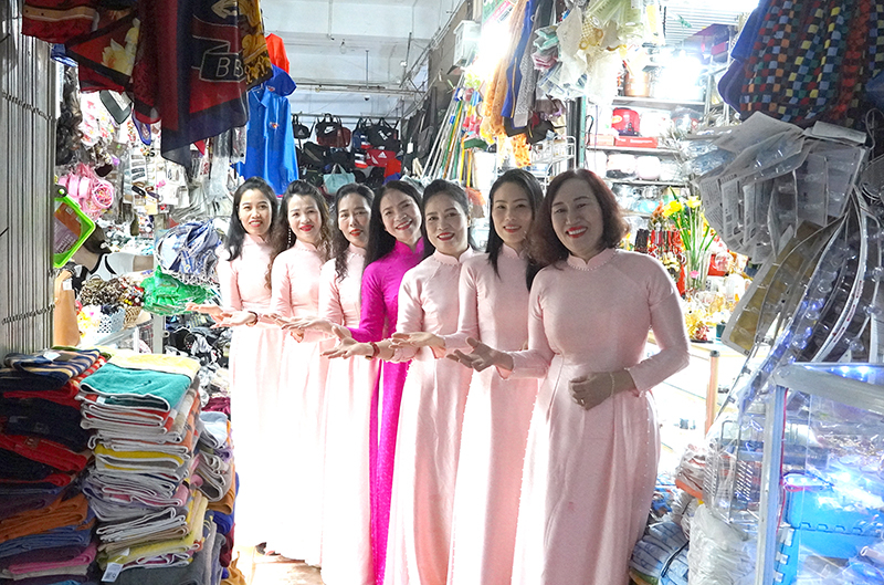Tiểu thương chợ Đồng Hới thực hiện giao tiếp lịch thiệp với mô hình “Nụ cười tiểu thương”.