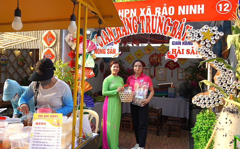 Phụ nữ Đồng Hới tổ chức không gian trưng bày gian hàng sản phẩm quê hương nhân dịp Tuần Văn hóa-Du lịch thành phố năm 2024.