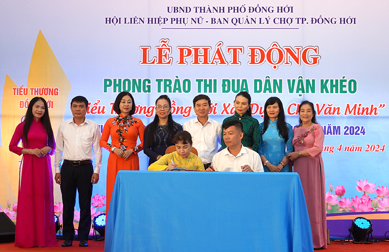 Tiểu thương Đồng Hới ký cam kết thực hiện xây dựng chợ văn minh.