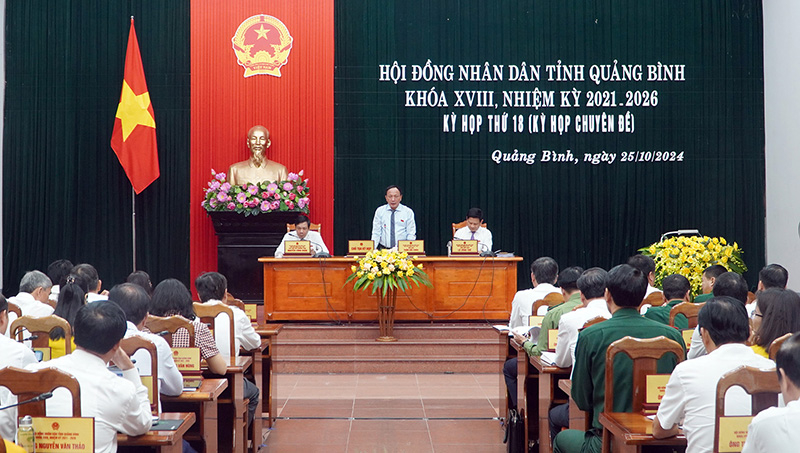 Các đồng chí trong Thường trực HĐND tỉnh điều hành kỳ họp