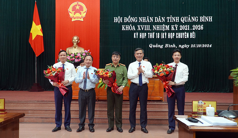 Các đồng chí trong Thường trực Tỉnh ủy tặng hoa chúc mừng các đồng chí được là Ủy viên UBND tỉnh nhiệm kỳ 2021-2026