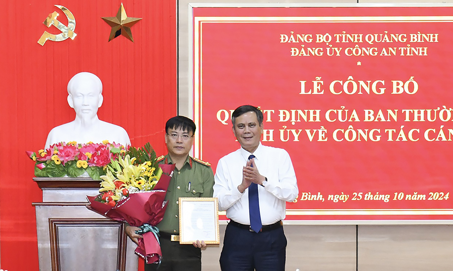 Đồng chí Chủ tịch UBND tỉnh Trần Thắng trao quyết định cho đồng chí đại tá Nguyễn Thanh Liêm, Giám đốc Công an tỉnh.