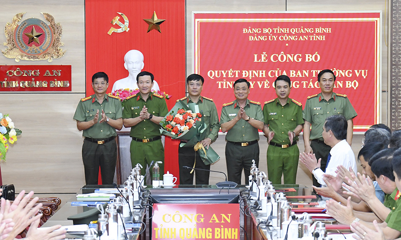 Tập thể Ban Thường vụ Đảng ủy Công an tỉnh tặng hoa chúc mừng đồng chí đại tá Nguyễn Thanh Liêm.