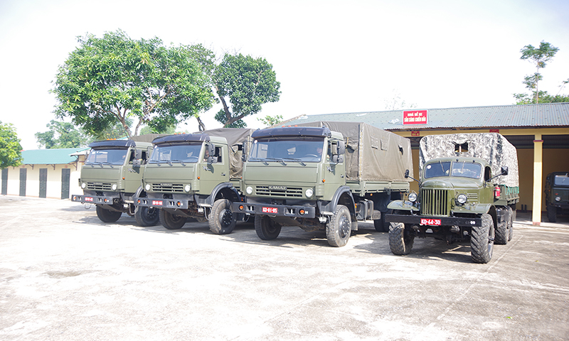 Kiểm tra phương tiện vận tải tại Trung đội Vận tải, Phòng Hậu cần – Kỹ thuật, Bộ CHQS tỉnh.