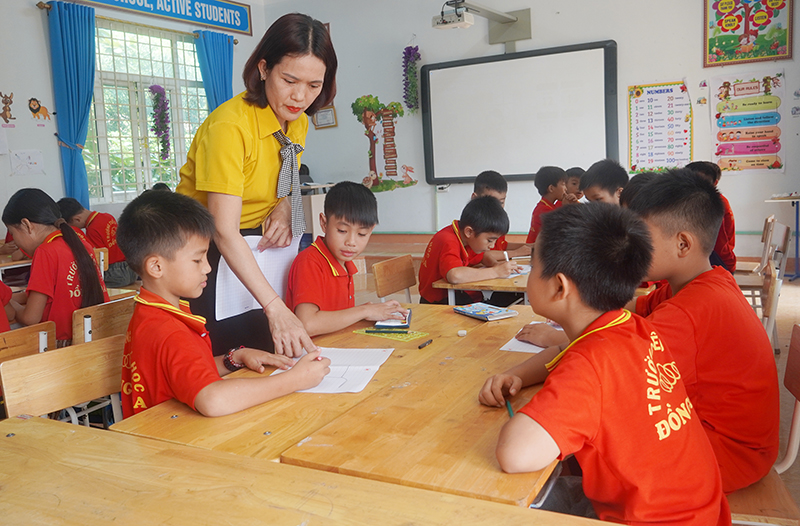 Một tiết học tiếng Anh tại Trường tiểu học Đồng Hóa.