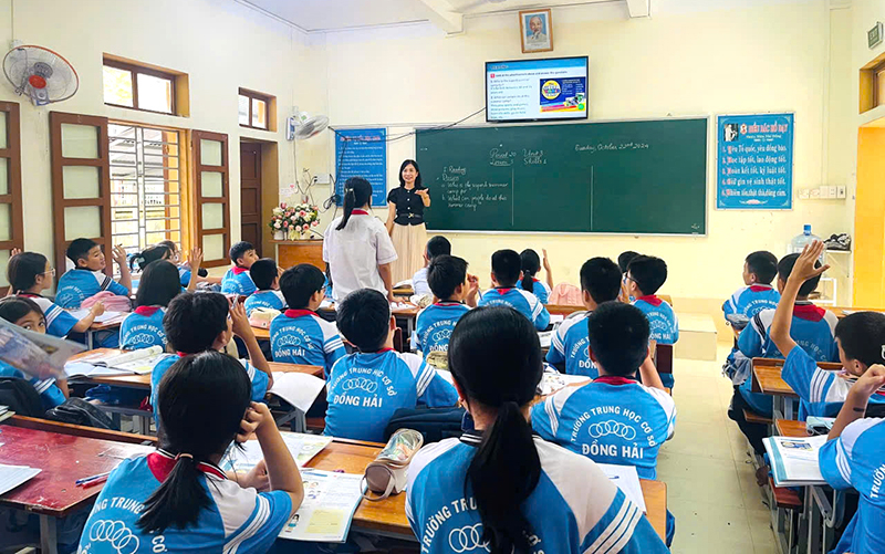 Học sinh hứng thú khi học môn Tiếng Anh tại Trường THCS Đồng Hải.