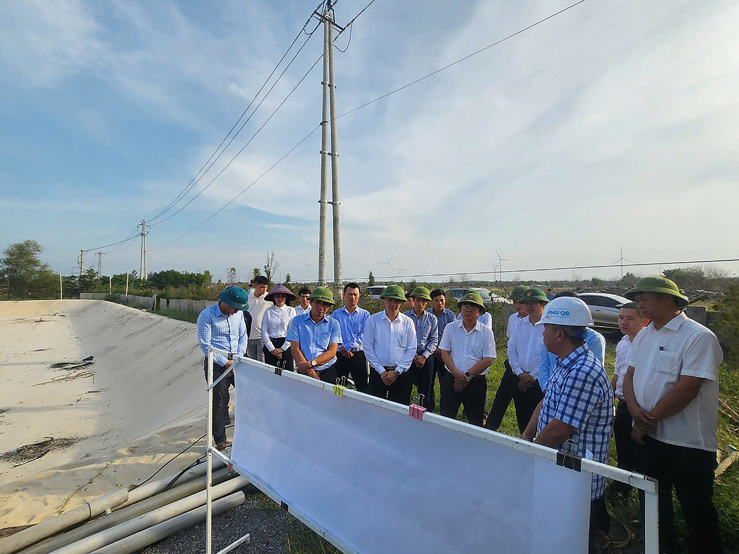 Đoàn công tác kiểm tra hiện trường vướng mắc GPMB Dự án Đường ven biển tại các hộ trang trại nuôi trồng thủy sản ở xã Hải Ninh (Quảng Ninh).