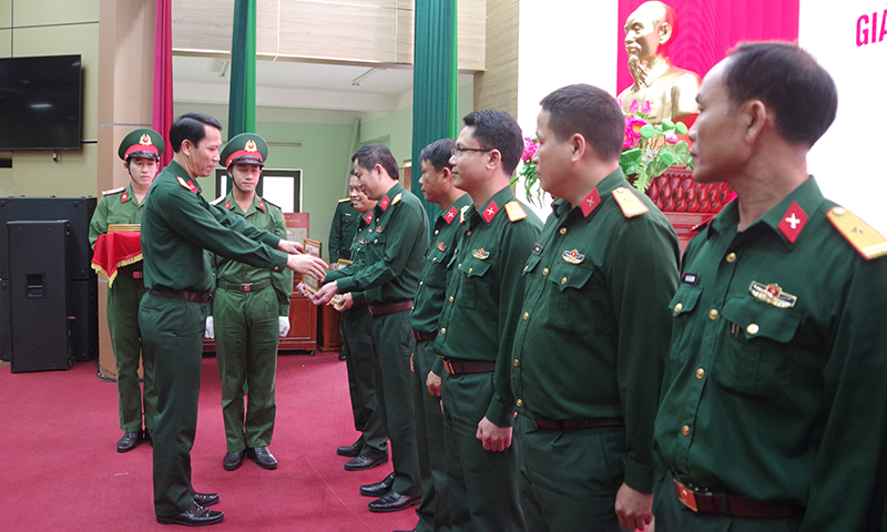 Đồng chí đại tá Đinh Xuân Hướng, Chính ủy Bộ CHQS tỉnh trao thưởng cho các tập thể, cá nhân tiêu biểu.