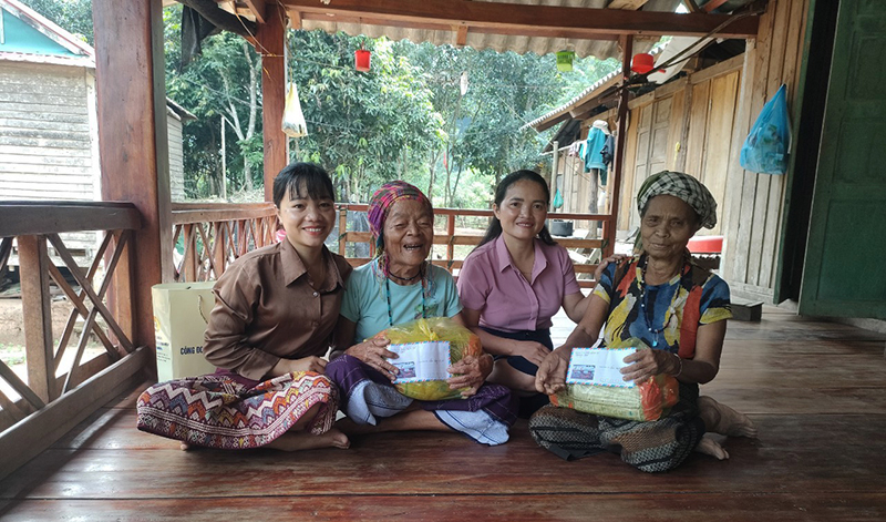 Chủ tịch Hội LHPN xã Thượng Trạch  Y Buốt (bìa trái) trao tặng quà cho bà con.