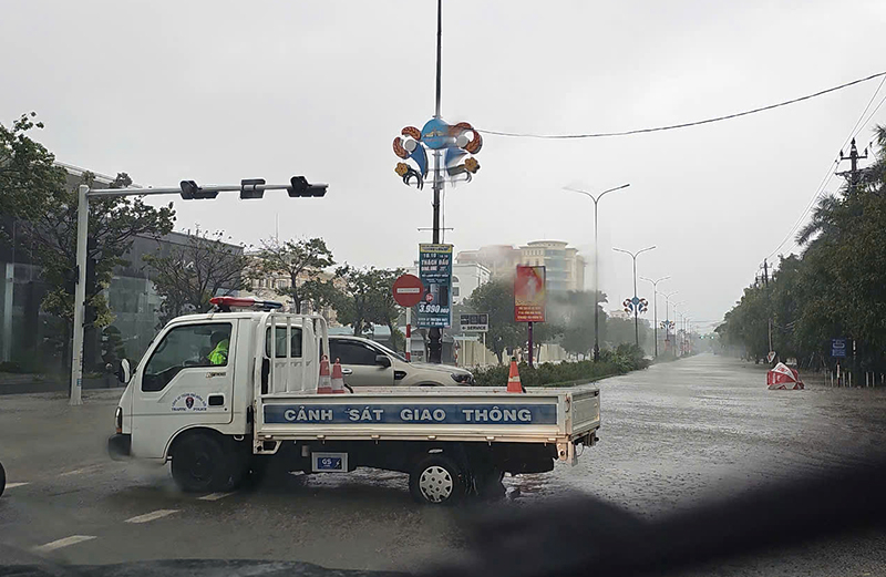 Công an thành phố trực cảnh báo cấm các phương tiện đi lại tại điểm ngập úng đường Hữu Nghị giao Minh Mạng.