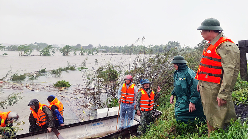 Lãnh đạo huyện Quảng Ninh chỉ đạo công tác phòng, chống lụt bão trên địa bàn xã Lương Ninh.