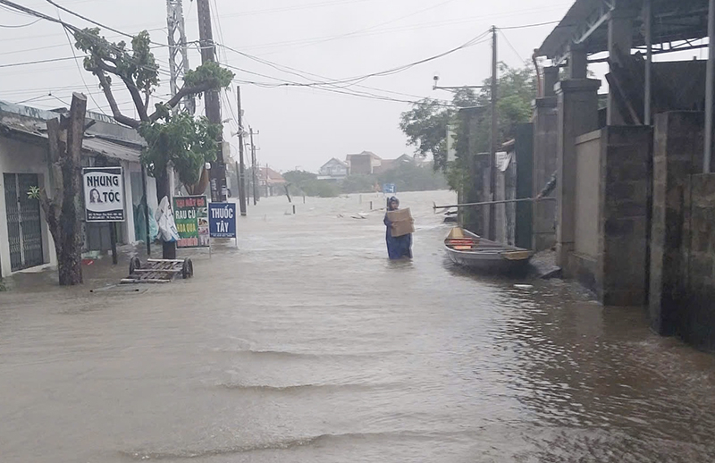 Mực nước đang dâng cao gây ngập lụt tại nhiều xã tên địa bàn huyện Quảng Ninh.