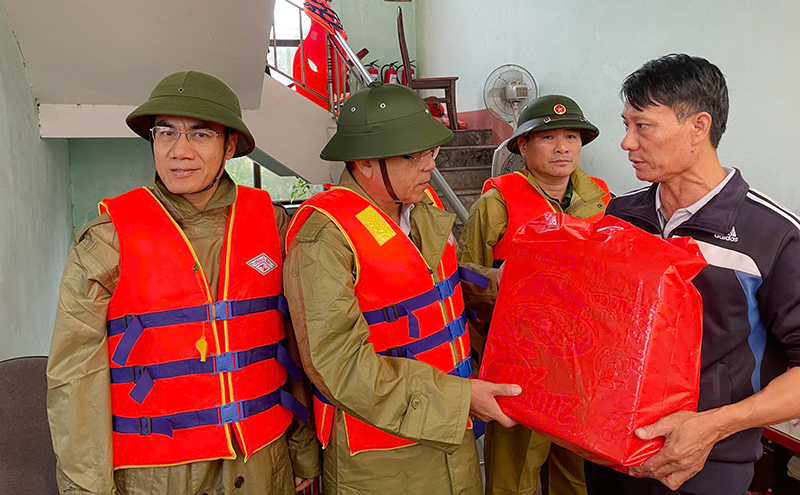 Đồng chí Phó Chủ tịch Thường trực UBND tỉnh Đoàn Ngọc Lâm động viên cán bộ xã Tân Ninh đang ứng trực phòng chống thiên tai.