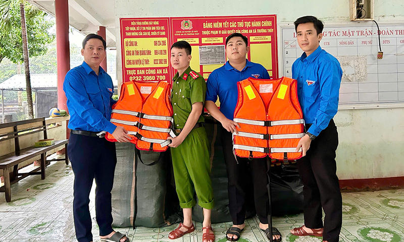 Đại diện lãnh đạo Tỉnh đoàn trao tặng áo phao và phao cứu sinh cho Đoàn xã Trường Thủy (Lệ Thuỷ)