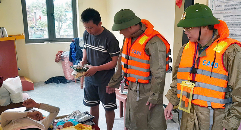 Lãnh đạo huyện Quảng Ninh động viên, tiếp tế lương thực, thực phẩm cho người dân xã Tân Ninh.
