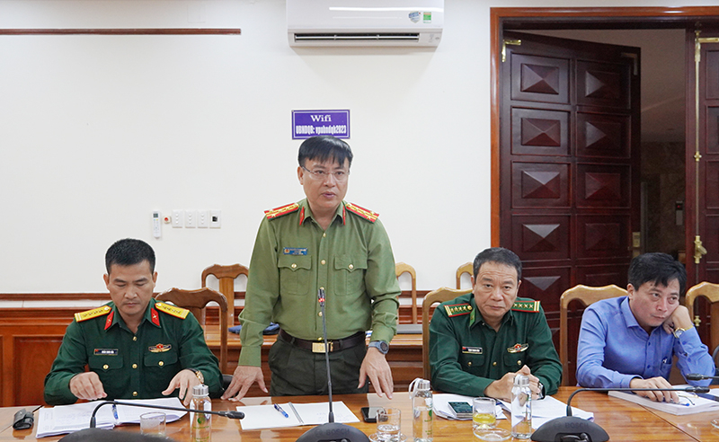 Đòng chí Giám đốc Công an tỉnh phát biểu tại cuộc họp.