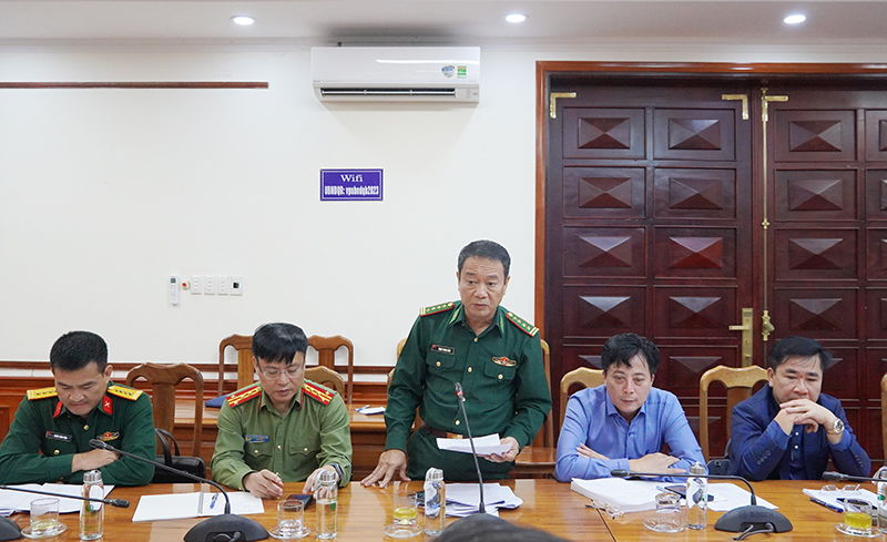 Đồng chí Chỉ huy trưởng Bộ chỉ huy Bộ đội Biên phòng tỉnh phát biểu tại cuộc họp.