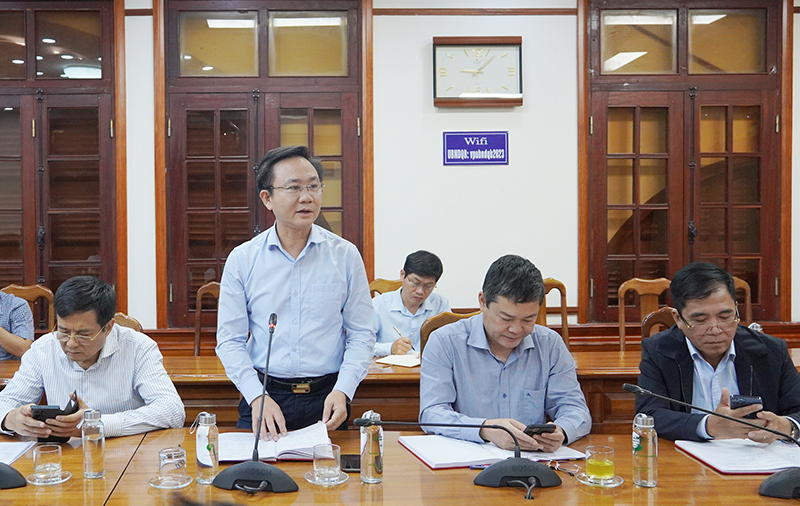 Đồng chí Phó Chủ tịch UBND tỉnh Hoàng Xuân Tân phát biểu tại cuộc họp.
