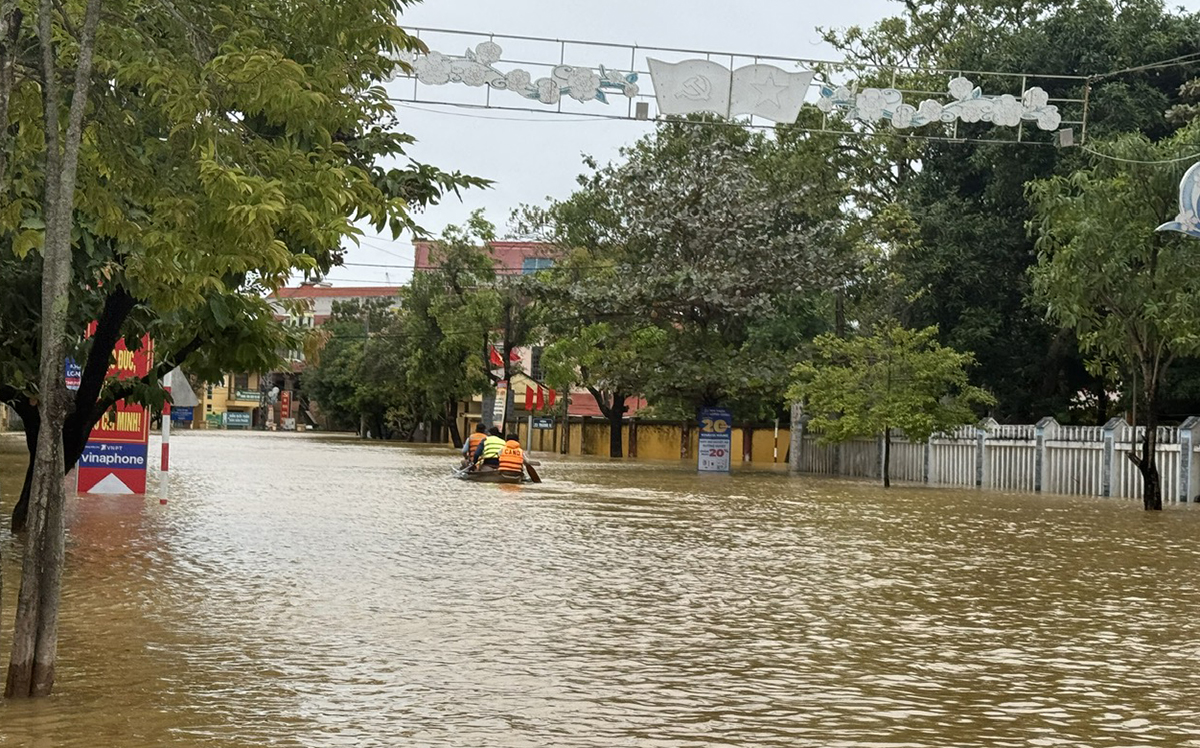 Nước đang rút chậm trên một số tuyến đường của huyện Lệ Thủy.