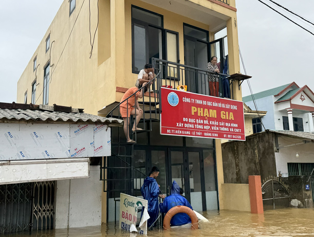 Sinh hoạt của người dân vùng lũ Lệ Thủy trong ngập lụt.