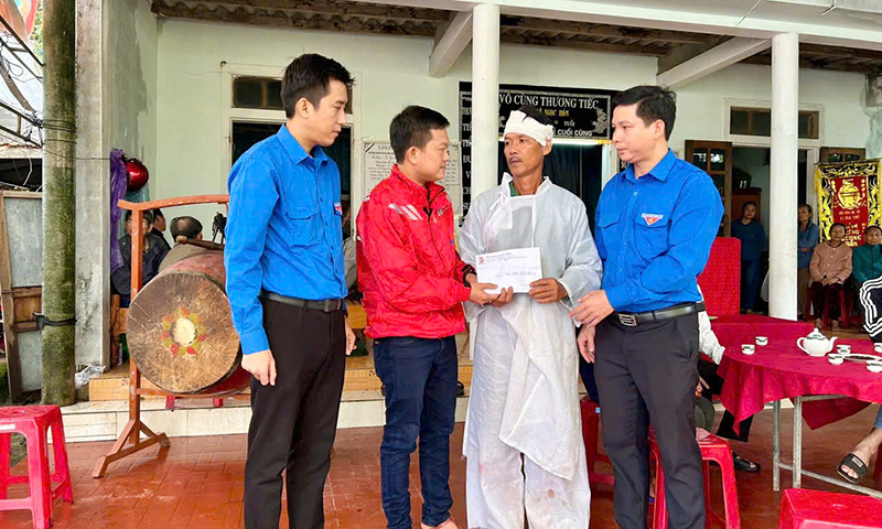 Đại diện lãnh Tỉnh đoàn và đại diên Báo Thanh niên chia sẻ với gia đình có đoàn viên gặp nạn cố gắng vượt qua khó khăn.