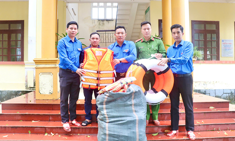 Đại diện lãnh đạo Tỉnh đoàn trao tặng áo phao và phao cứu sinh cho Đoàn xã Thái Thuỷ (Lệ Thuỷ).