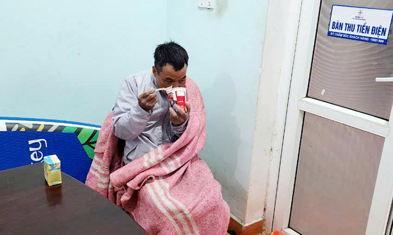 Ông Trương Văn Duy được đưa về chăm sóc tại Điện lực Lệ Thủy.