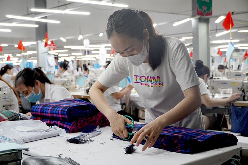 Thiếu lao động khiến việc phục hồi và mở rộng sản xuất, kinh doanh của các doanh nghiệp may mặc khó khăn.