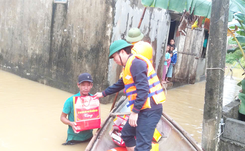 Đại diện lãnh đạo Ủy ban MTTQVN tỉnh trao hỗ trợ cho gia đình bị thiệt hại nặng do mưa lũ tại huyện Quảng Ninh.