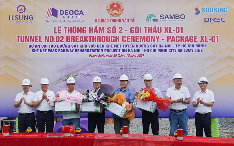Tặng quà cho các nhà thầu thi công
