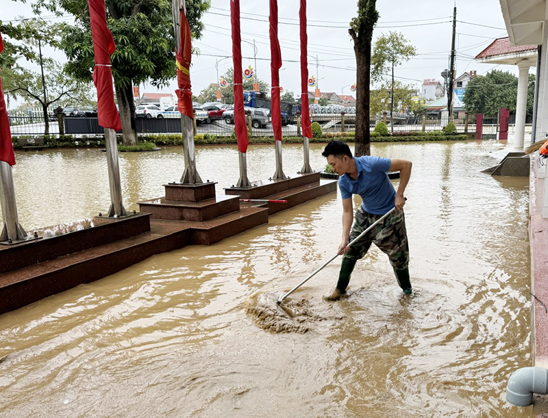 Người dân huyện Lệ Thủy tiến hành vệ sinh sau lũ.