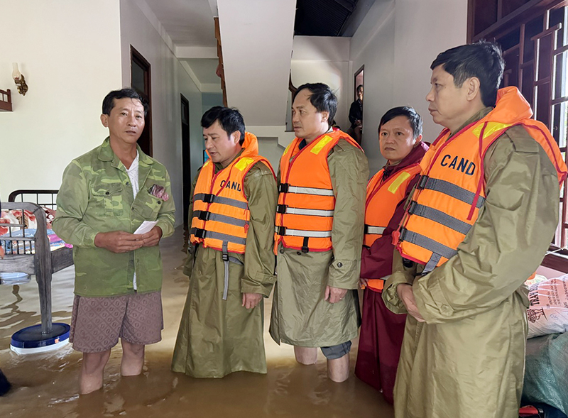 Chính quyền địa phương thăm hỏi, động viên gia đình có thiệt hại về người do mưa lũ